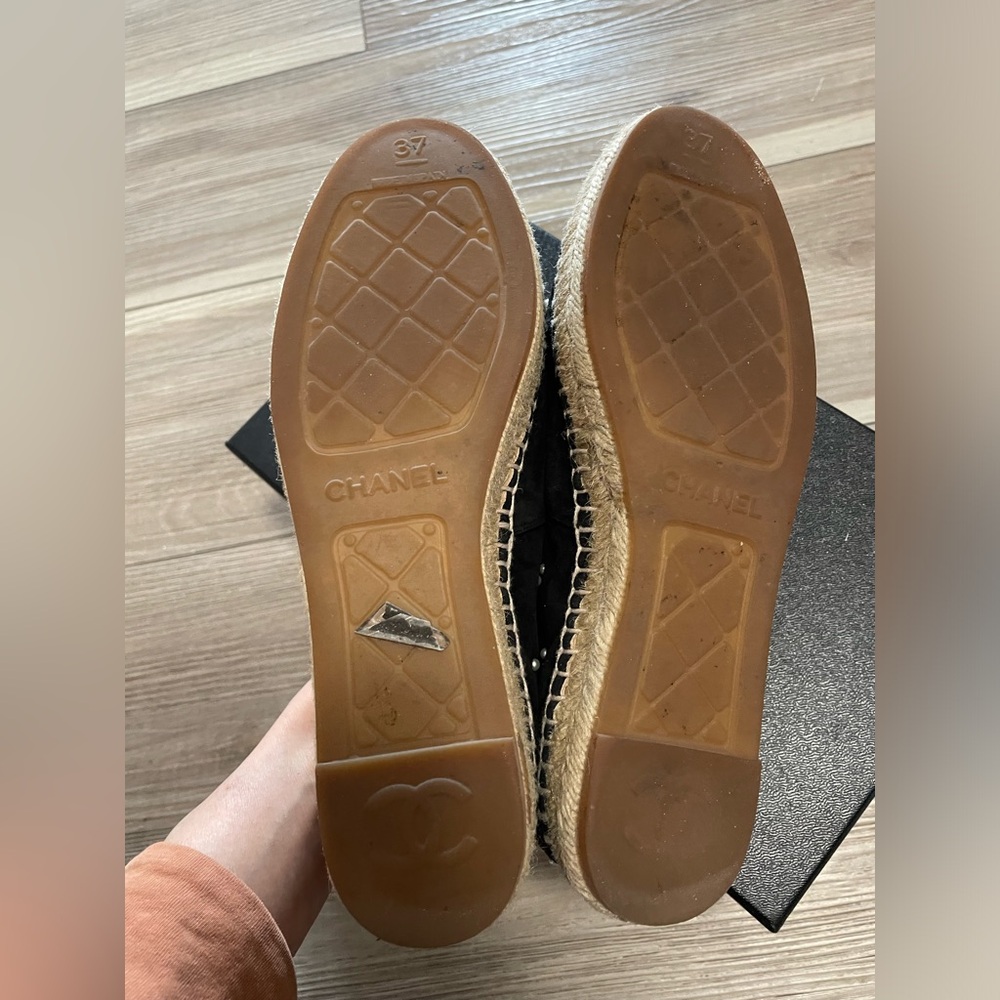 Chanel Espadrilles
Black suede& pearl - Picture 9 of 10